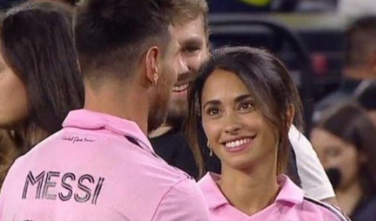 ldquoFeliz Navidadrdquo- el look de Messi y Antonela Roccuzzo para Nochebuena
