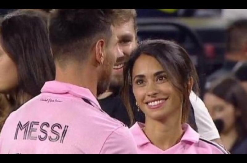 ldquoFeliz Navidadrdquo- el look de Messi y Antonela Roccuzzo para Nochebuena