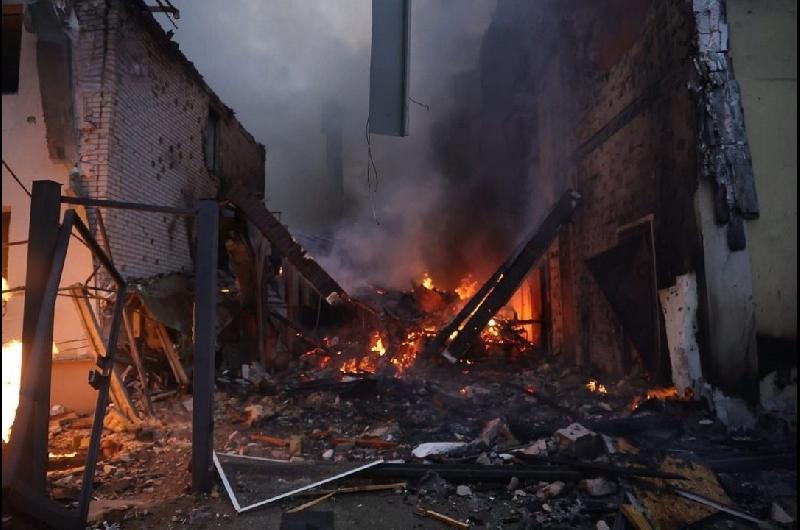 Zelenski afirmoacute que Rusia no quiere la paz tras masivo ataque sobre Ucrania