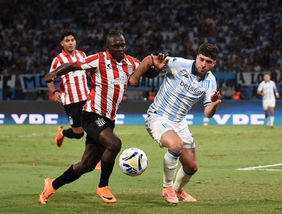 Un importante entrenador del fuacutetbol argentino renovoacute contrato con su equipo