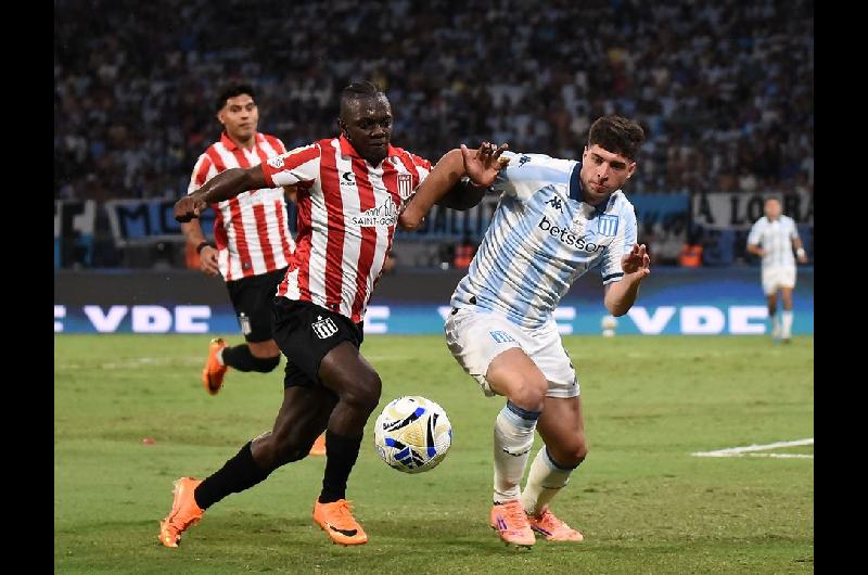 Un importante entrenador del fuacutetbol argentino renovoacute contrato con su equipo