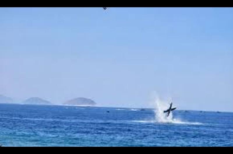 Brasil- cayoacute una avioneta en Copacabana y murioacute el piloto