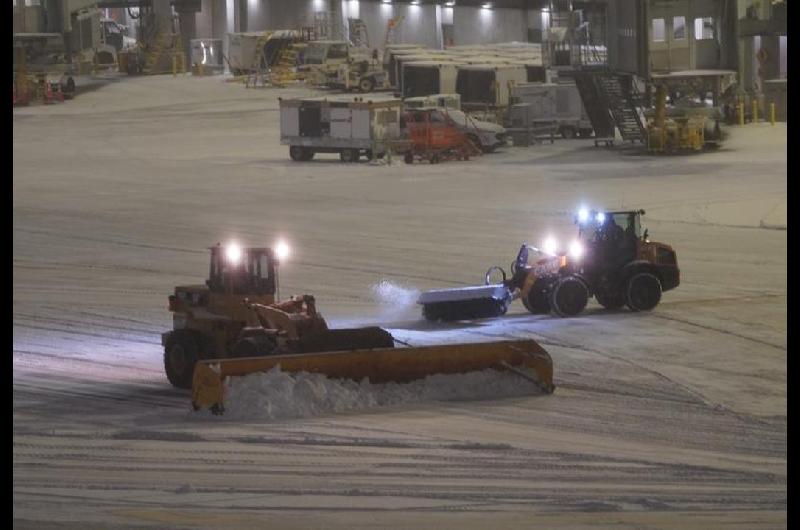 Fuerte tormenta de nieve paralizoacute los aeropuertos en Nueva York en plena temporada de fiestas