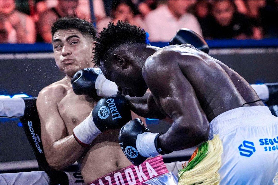 El demoledor nocaut del senegaleacutes Touba Niang a Agustiacuten Chaacutevez que fue tendencia el fin de semana