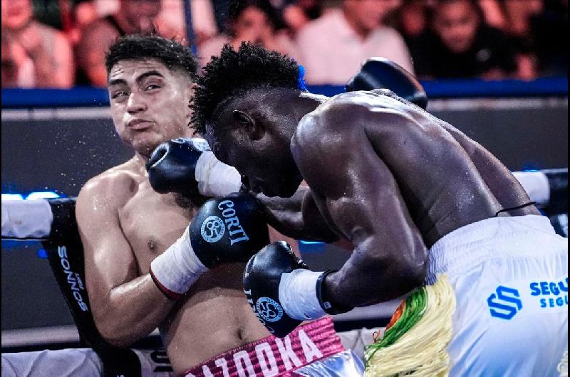 El demoledor nocaut del senegaleacutes Touba Niang a Agustiacuten Chaacutevez que fue tendencia el fin de semana