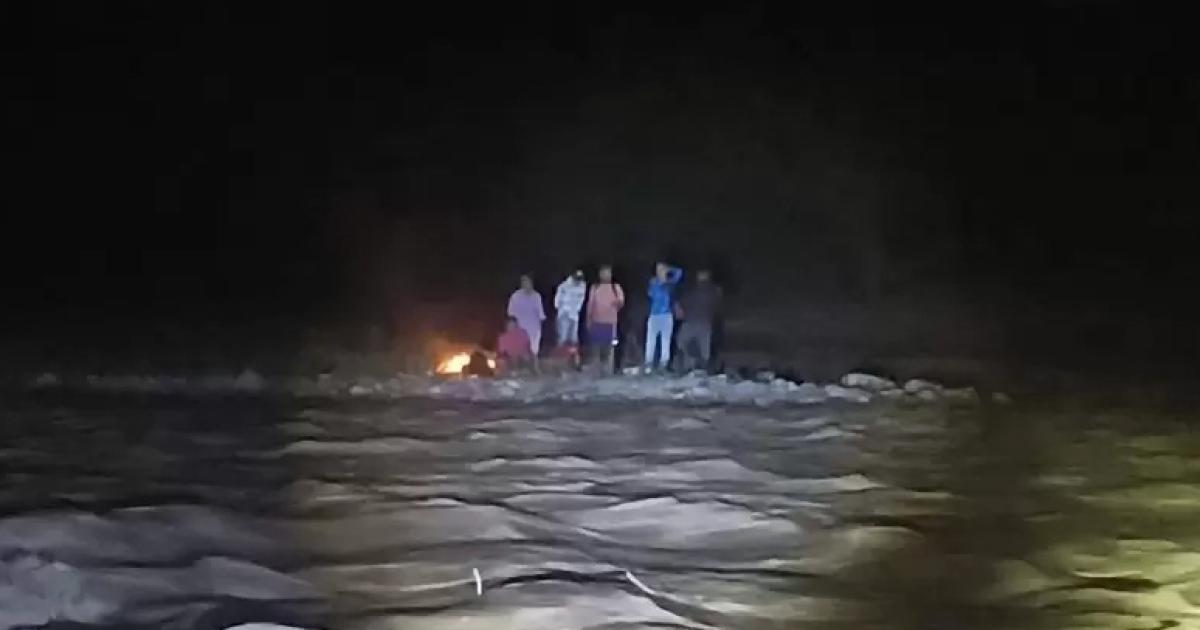 Bomberos rescatan a seis personas atrapadas por crecida del riacuteo Grande