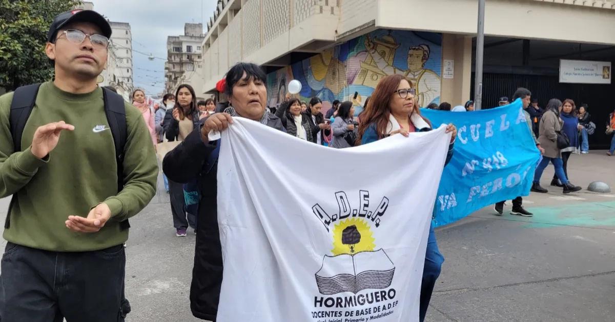 Docentes molestos con los errores en el pago del bono