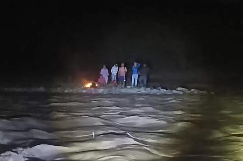 Bomberos rescatan a seis personas atrapadas por crecida del riacuteo Grande