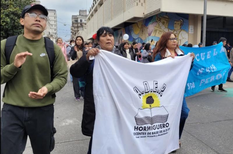 Docentes molestos con los errores en el pago del bono