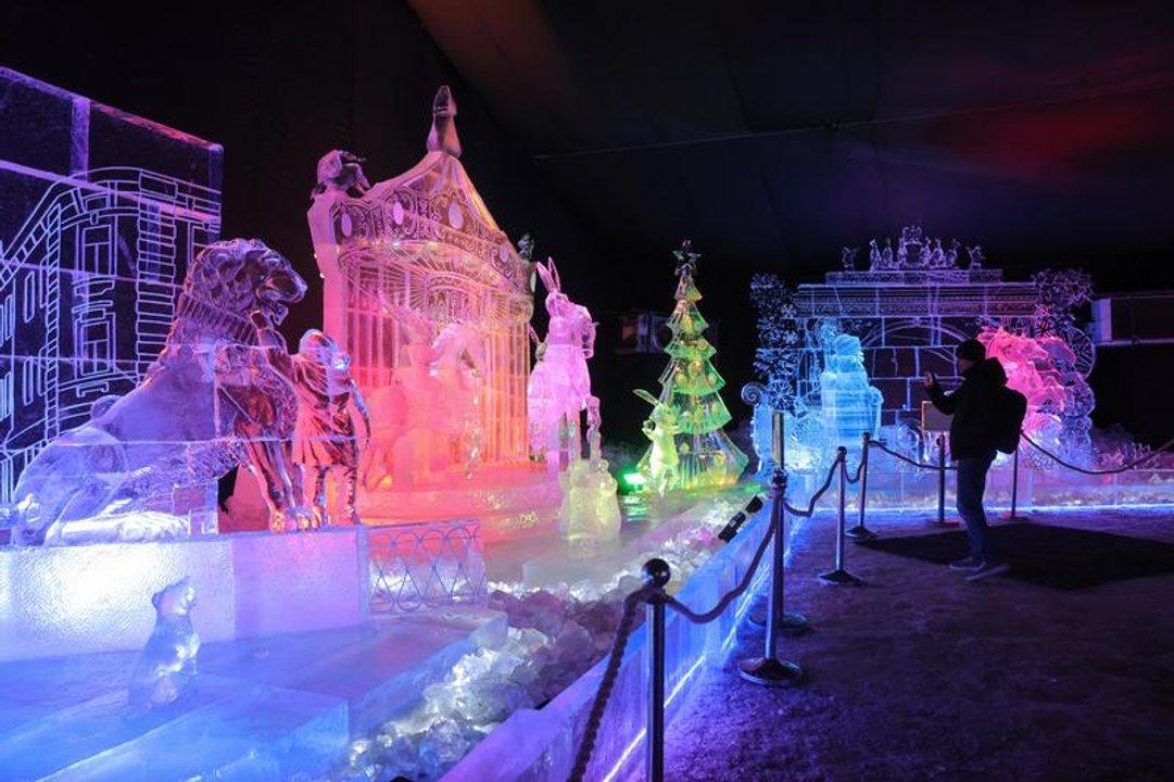 San Petersburgo brilla con su tradicional Festival de esculturas de hielo