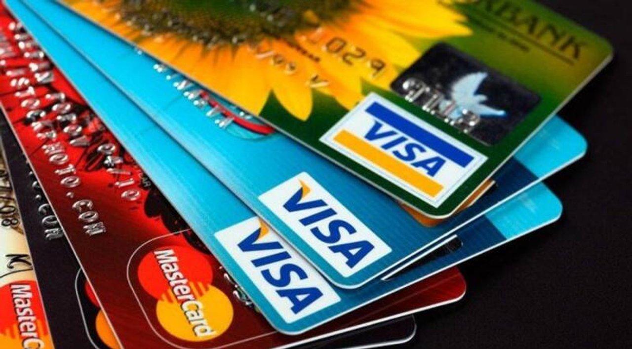 ldquoA tarjetear que se acaba el mundordquo- los argentinos se financian cada vez maacutes con tarjetas