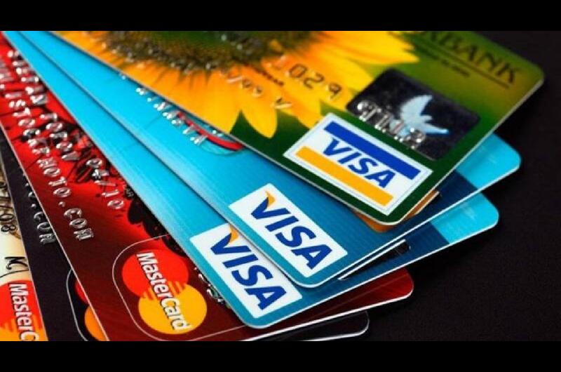 ldquoA tarjetear que se acaba el mundordquo- los argentinos se financian cada vez maacutes con tarjetas