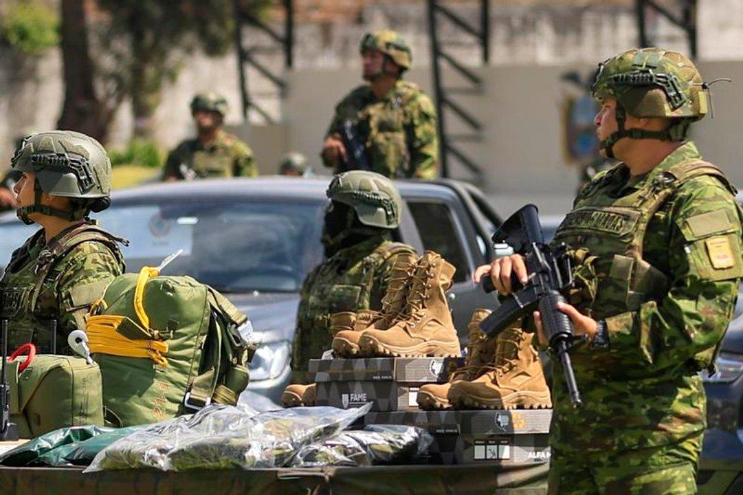 Ecuador militariza zona fronteriza con Colombia tras choques entre bandas criminales