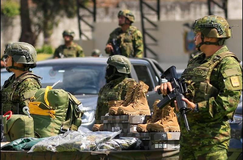 Ecuador militariza zona fronteriza con Colombia tras choques entre bandas criminales
