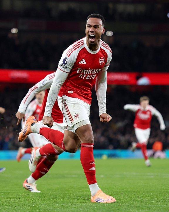 El Arsenal cortoacute la racha del Aston Villa y lidera la Premier League