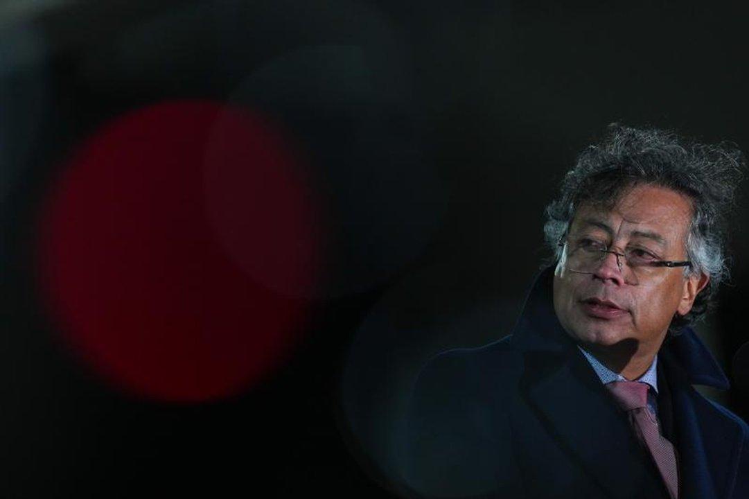 Gustavo Petro decretoacute un incremento histoacuterico del salario miacutenimo en Colombia