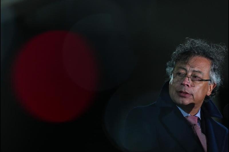 Gustavo Petro decretoacute un incremento histoacuterico del salario miacutenimo en Colombia