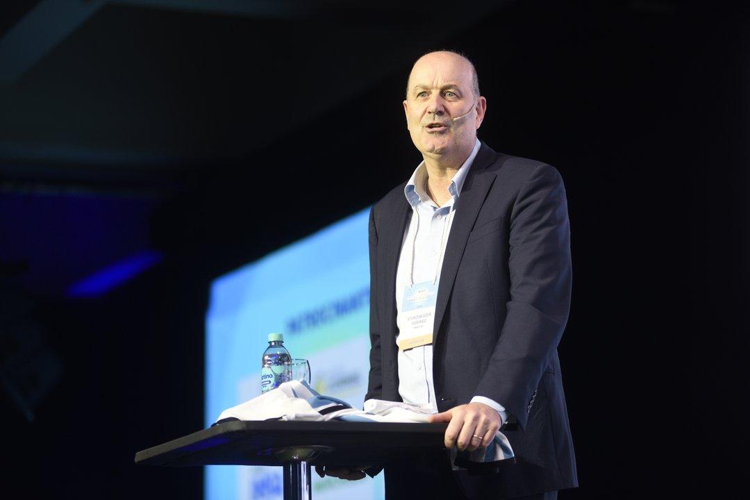 Sturzenegger elogioacute a los argentinos que vacacionan en el exterior- ldquoSon heacuteroes de la produccioacuten