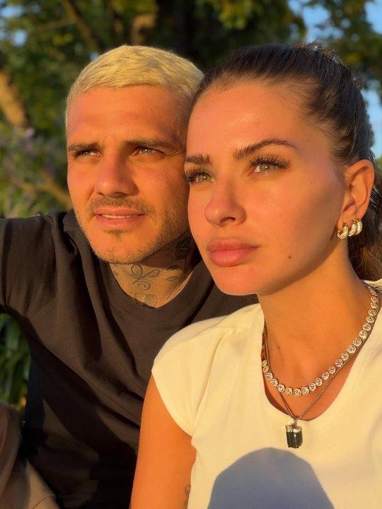 El incoacutemodo momento que pasaron la China Suaacuterez y Mauro Icardi en la vuelta a Turquiacutea