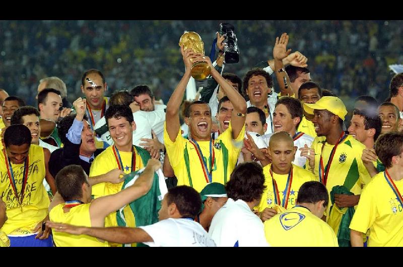 Una leyenda del fuacutetbol brasilentildeo y mundial sufrioacute una falla en el corazoacuten