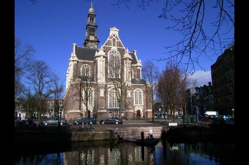 Emblemaacutetica iglesia de Aacutemsterdam destruida por un incendio