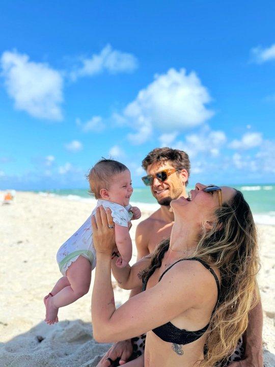 Jimena Baroacuten presentoacute por primera vez a su hijo Arturo