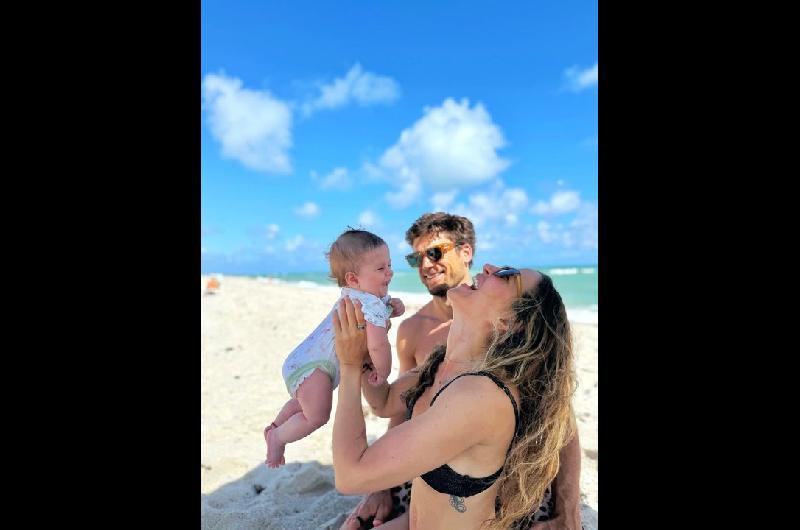 Jimena Baroacuten presentoacute por primera vez a su hijo Arturo