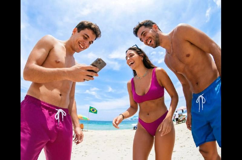 Ni tarjeta ni reales- unos 5 millones de viajeros a Brasil pagan la mitad de los gastos con el celular