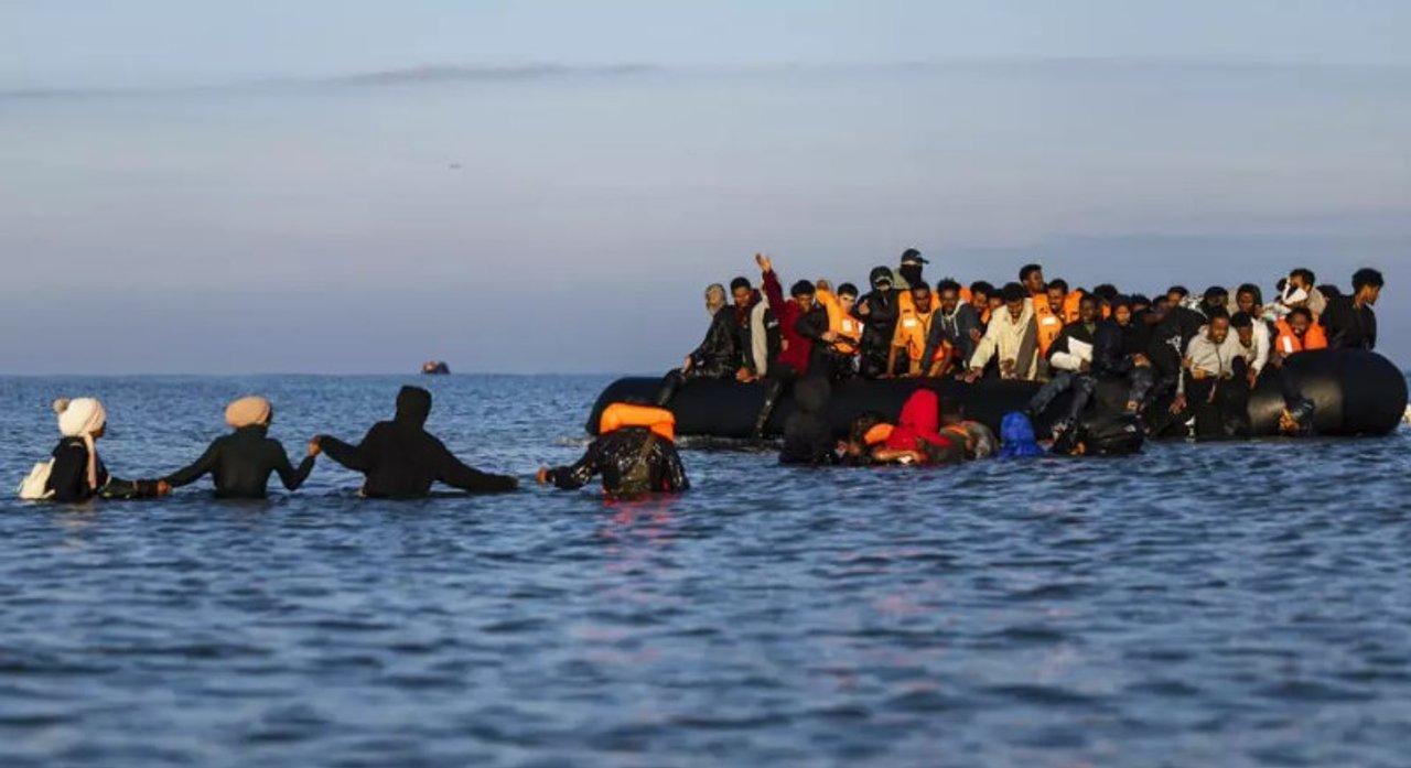 La cantidad de migrantes que cruzoacute el Canal de la Mancha y llegoacute a la costa britaacutenica en 2025 rozoacute el reacutecord