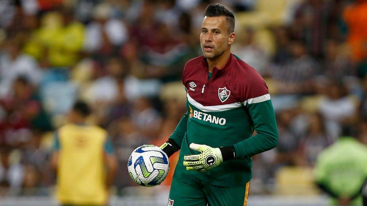 Faacutebio desafiacutea al tiempo y seguiraacute en Fluminense