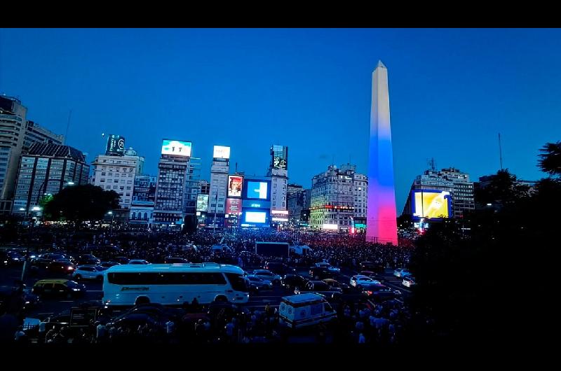 El Obelisco se iluminoacute con los colores de Venezuela en un gesto de apoyo a la libertad