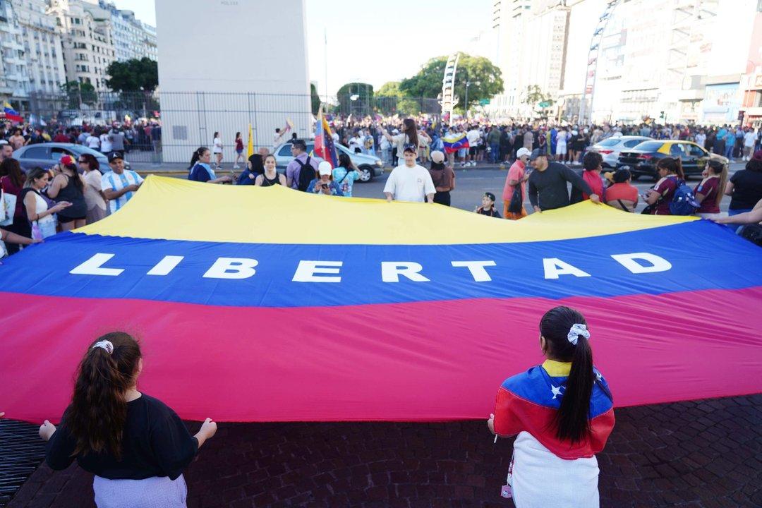 ldquoVenezuela no estaacutes solardquo- convocan a una movilizacioacuten en el Obelisco