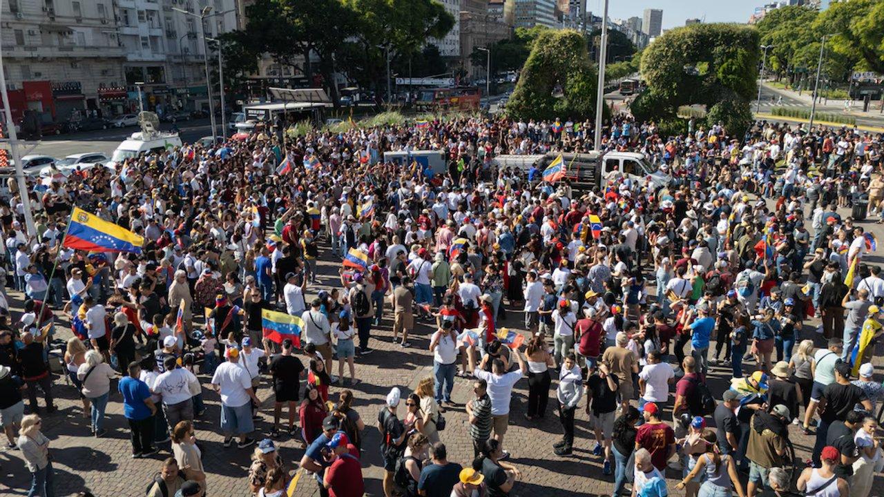 Acto de venezolanos frente al obelisco en apoyo a la intervencioacuten estadounidense