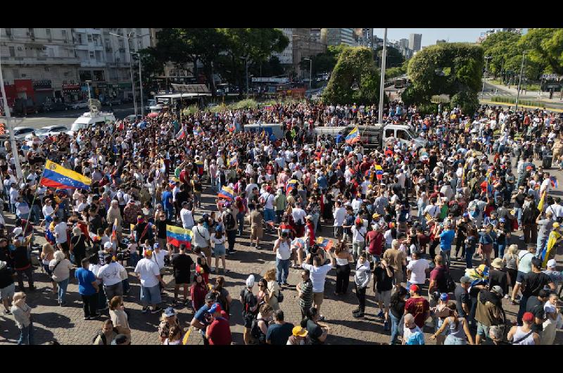 Acto de venezolanos frente al obelisco en apoyo a la intervencioacuten estadounidense