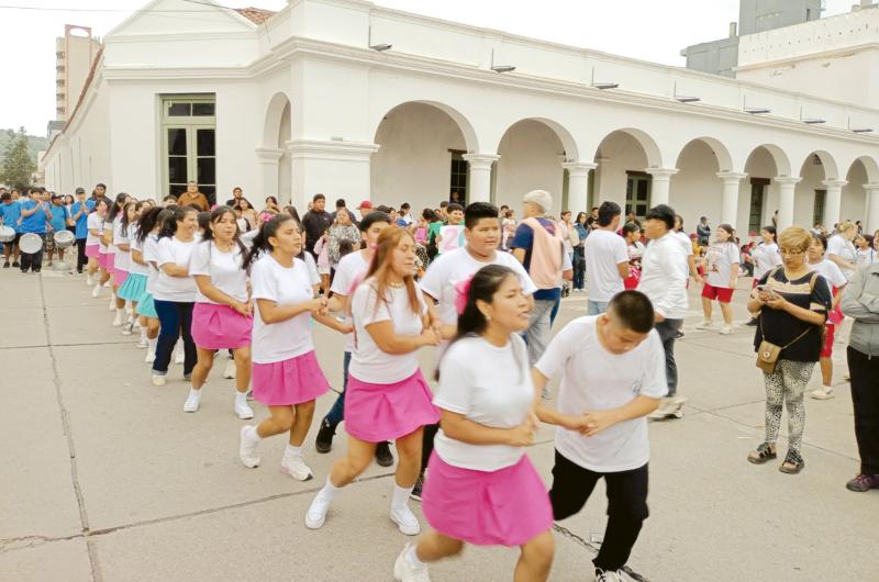 Color y danzas en el paseo de pesebres en toda la provincia