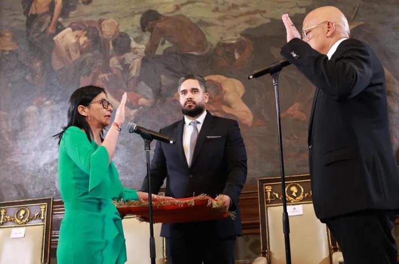 Delcy Rodriacuteguez asumioacute la presidencia y encargada de Venezuela