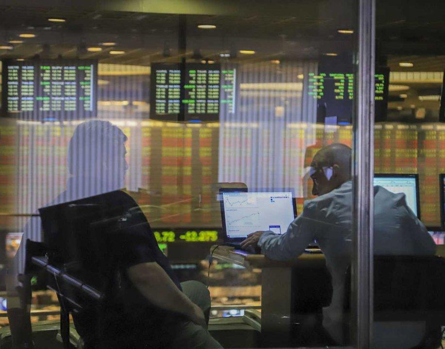 A cuatro diacuteas de un fuerte pago de vencimientos acciones y bonos cotizaron en alza