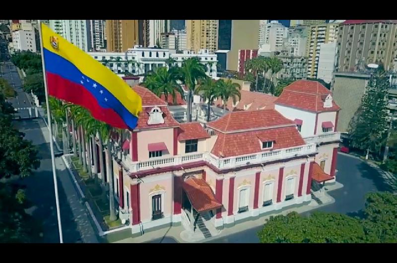 Tensioacuten en la noche de Caracas- la policiacutea disparoacute contra drones que sobrevolaban Miraflores