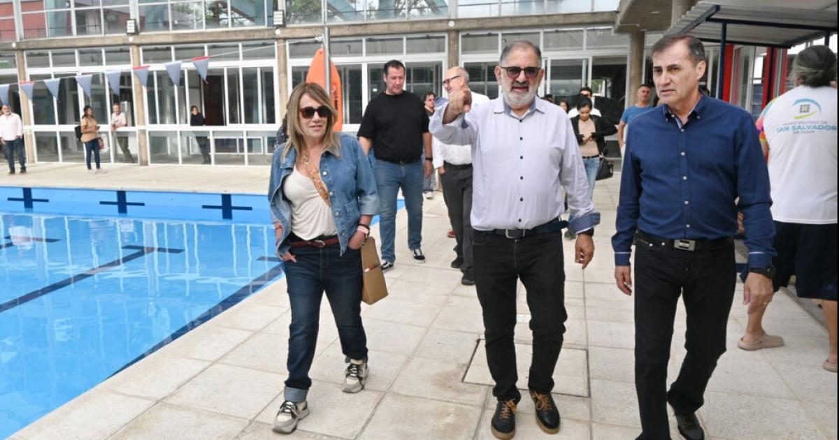 Intendente Jorge dejoacute habilitado el renovado natatorio Guillermo Poma
