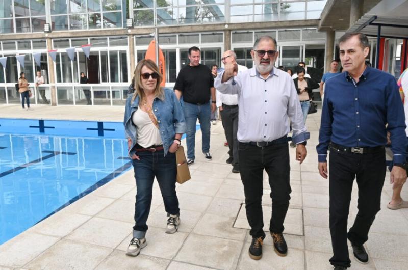 Intendente Jorge dejoacute habilitado el renovado natatorio Guillermo Poma