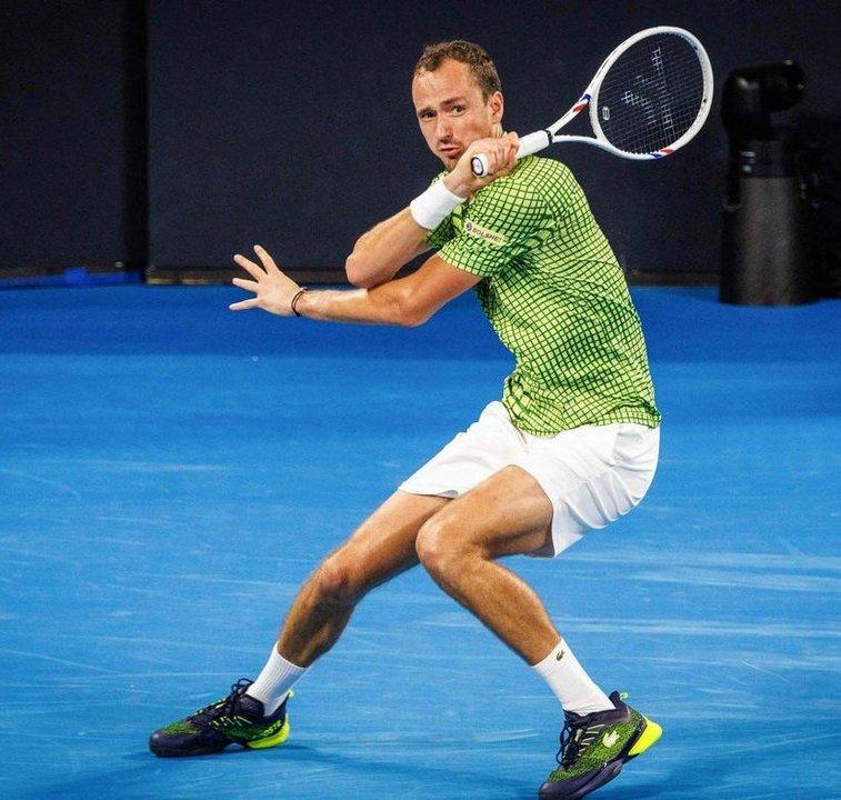 Medvedev impone su jerarquiacutea y avanza firme en el ATP de Brisbane