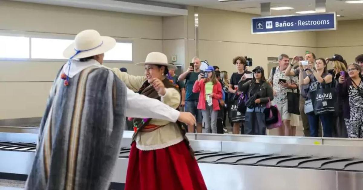 Al compaacutes de carnavalitos se recibioacute a los primeros turistas 