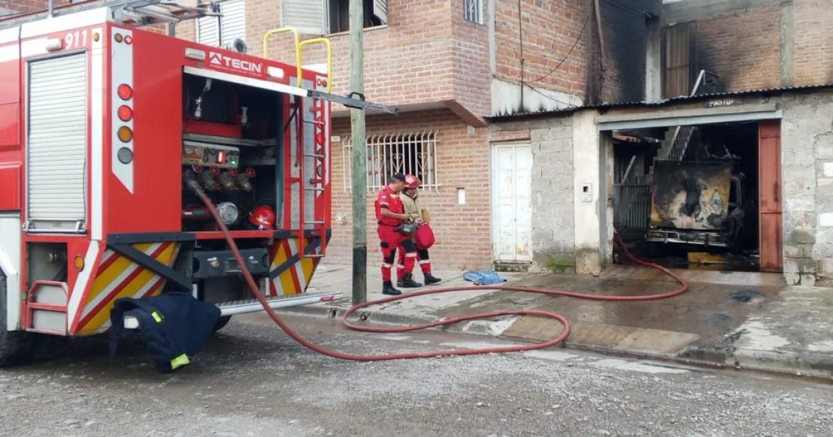 Voraz incendio en una vivienda del barrio San Martiacuten dejoacute una mujer herida