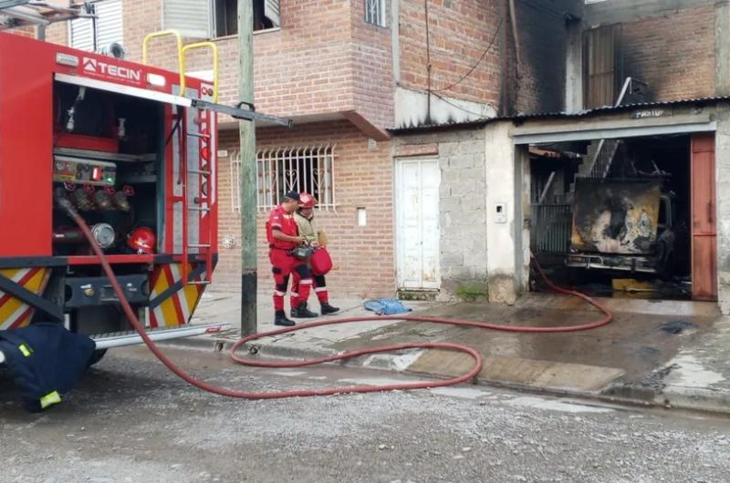 Voraz incendio en una vivienda del barrio San Martiacuten dejoacute una mujer herida