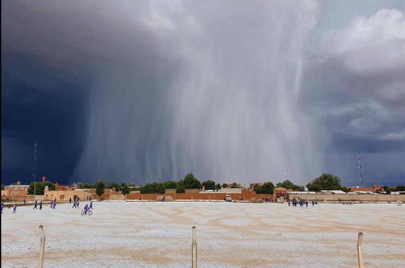 Abra Pampa se tintildeoacute de blanco