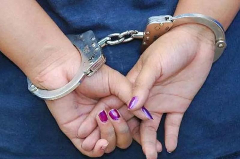 Detienen a mujer acusada de estafas bancarias a personas mayores