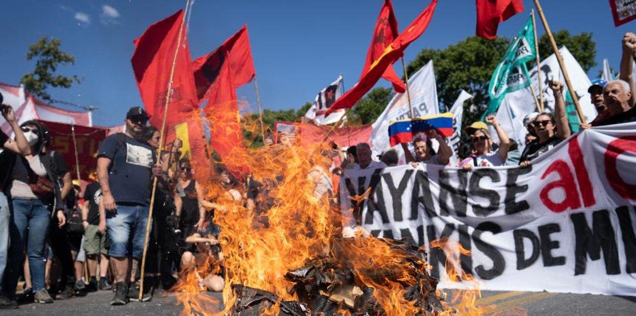 Gobierno de Trump instoacute a sus ciudadanos a salir de Venezuela