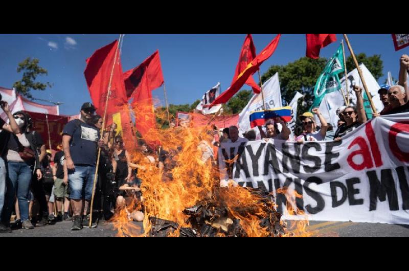 Gobierno de Trump instoacute a sus ciudadanos a salir de Venezuela