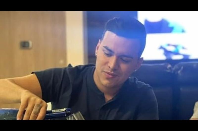 Murioacute en un accidente de aviacioacuten el cantante colombiano Yeison Jimeacutenez