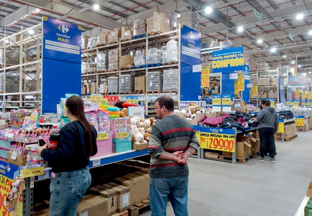 La inflacioacuten pone el piso al doacutelar y el mercado pone precio a la primera licitacioacuten del antildeo